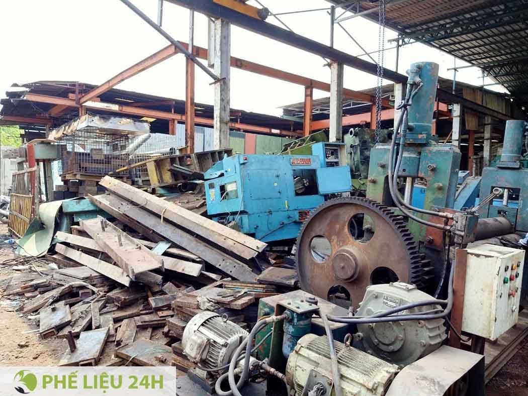 Máy móc hỏng, bồn chứa, khung thép