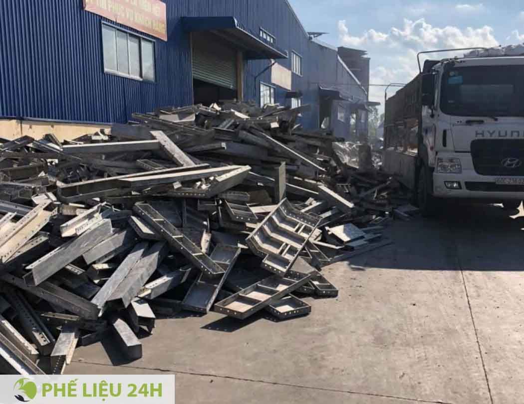 Đơn vị thu mua chuyên nghiệp cần có xe cẩu, xe tải ben, cân điện tử