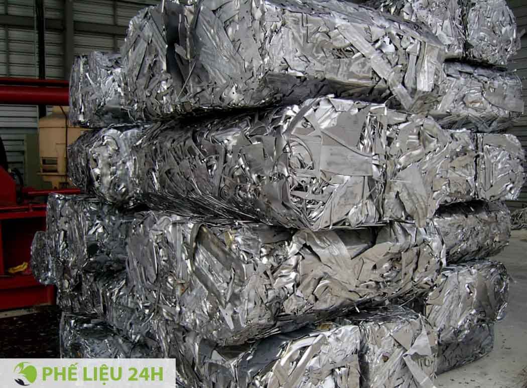 Bước đầu là tiếp nhận thông tin về loại phế liệu, ước lượng khối lượng và